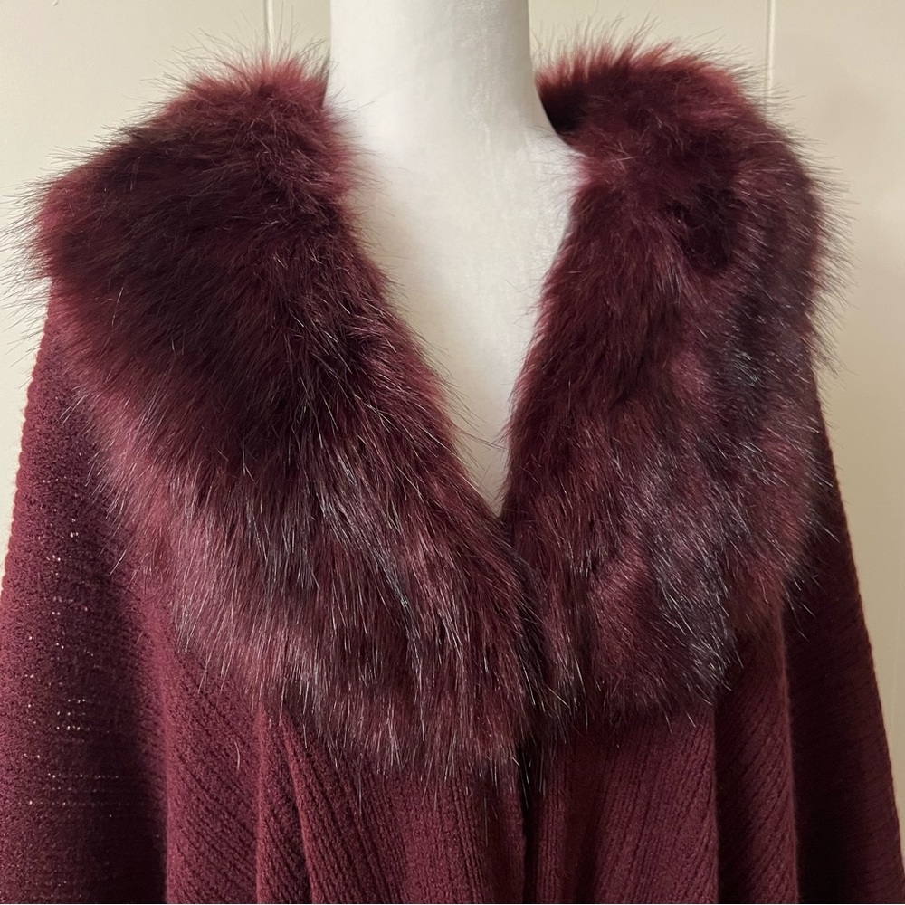 Ladies poncho faux fur trim fringe maroon wine burgundy - Picture 5 of 7